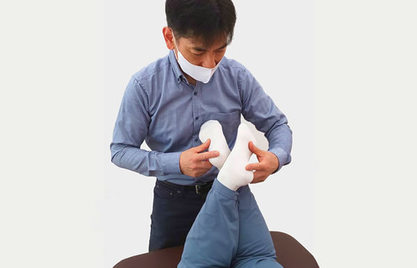 腹臥位での、施術シーン